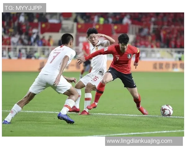 国足与韩国激战正酣精彩瞬间回顾与分析图片集锦